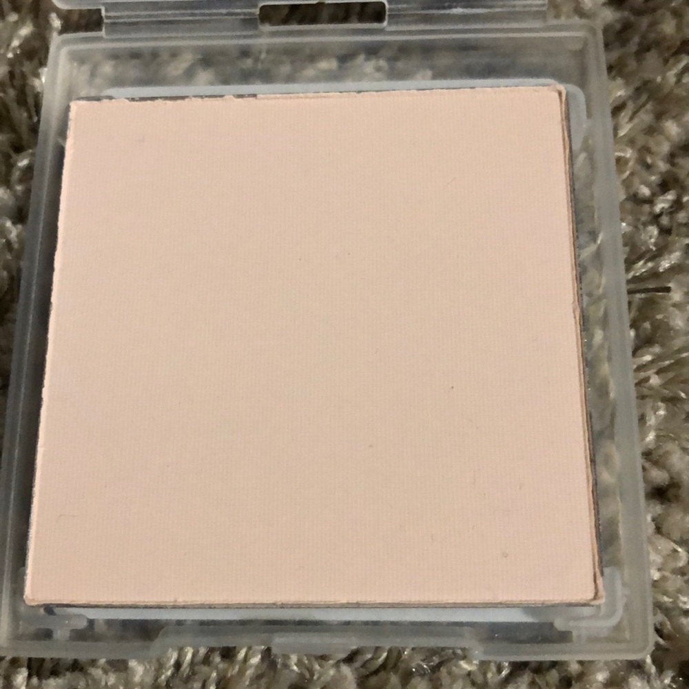 Mary Kay sheer Mineral pressed powder foundation - Picture 2 of 12